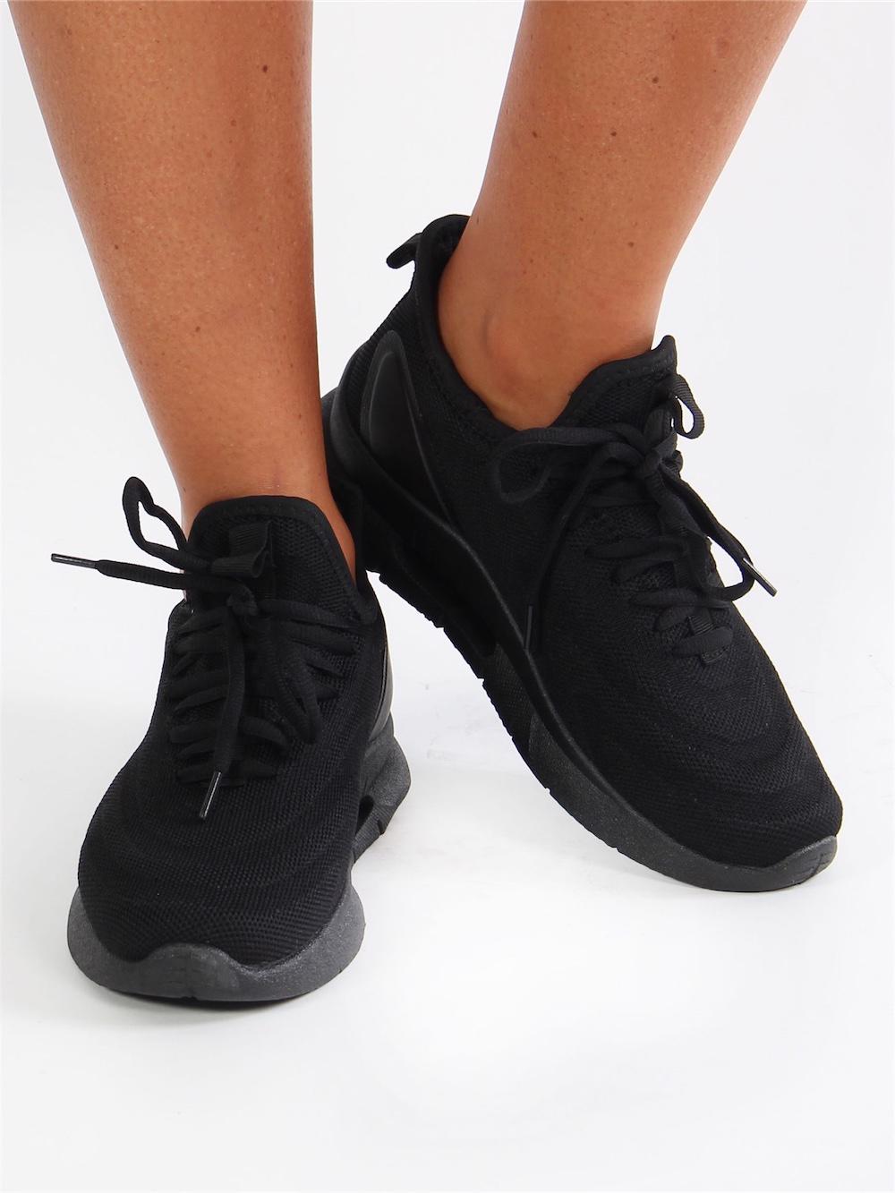 Sindy - Svarta sneakers med snören och svart sula